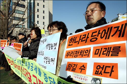  전교조 등 교사 집단에 대한 사회적인 인식은 그리 좋지 않다. 하지만 교원평가제 찬반 여부 만으로 패나누기를 해서는 안 된다.